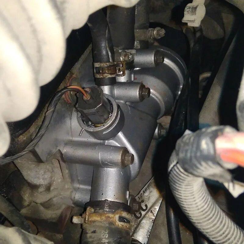 XS6E-8A586-AL Engine Coolant Thermostat Housing Assembly for Ford KA Fiesta Escort Courier 1337823 1130416 1218087 XS6E-8A586-AG