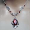Viktorianischer Tiefroter Ovaler Edelstein Anhänger Exquisites Hohlgeschnitztes Muster Halskette für Frau Halloween Halskette Hexe Schmuck