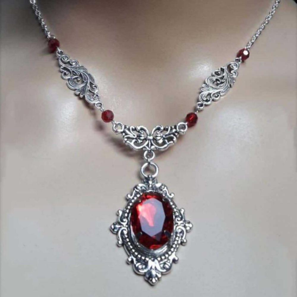 Viktorianischer Tiefroter Ovaler Edelstein Anhänger Exquisites Hohlgeschnitztes Muster Halskette für Frau Halloween Halskette Hexe Schmuck