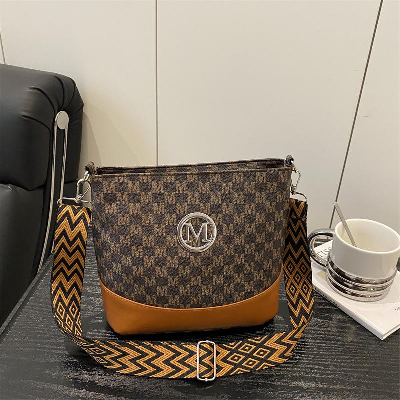 2025 Summer New High-end Texture Fashion Shoulder Bag Personalized Foreign Style Letter Printing Messenger Bag Bag Women