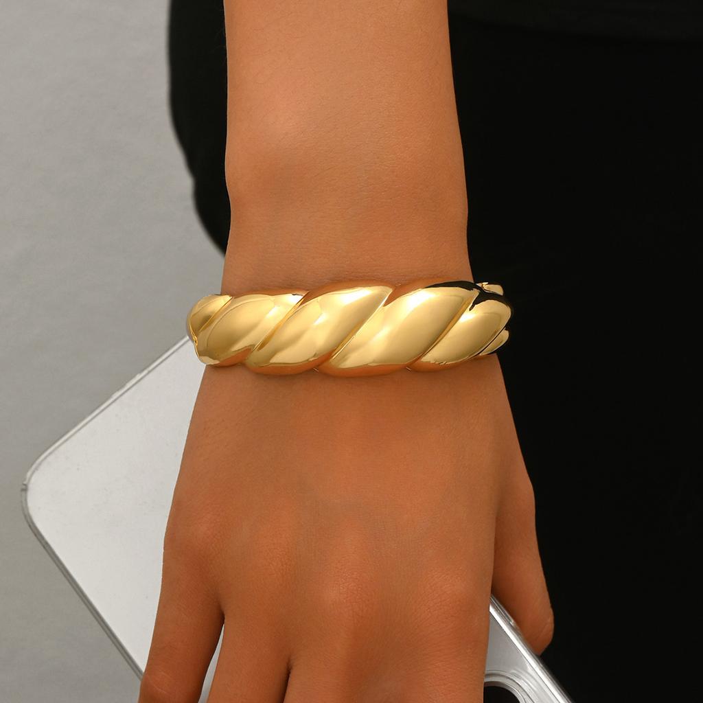 Wind Women's Light Luxury Bracelet, Personalized Glossy Design, Twisted Bracelet, Versatile, High-end Jewelry Women