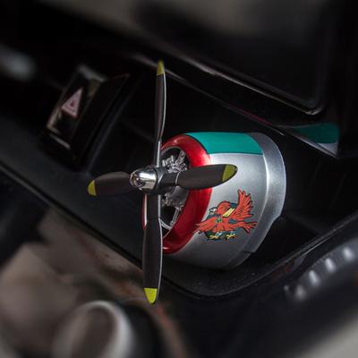 P-47 Jagdflugzeug Lüftungsschlitz-Clip mit Aroma Klassisches Flugzeugmodell Auto-Dekoration Drehender Propeller & Duftfreisetzung Universelles Ornament für die meisten Lüftungsschlitze