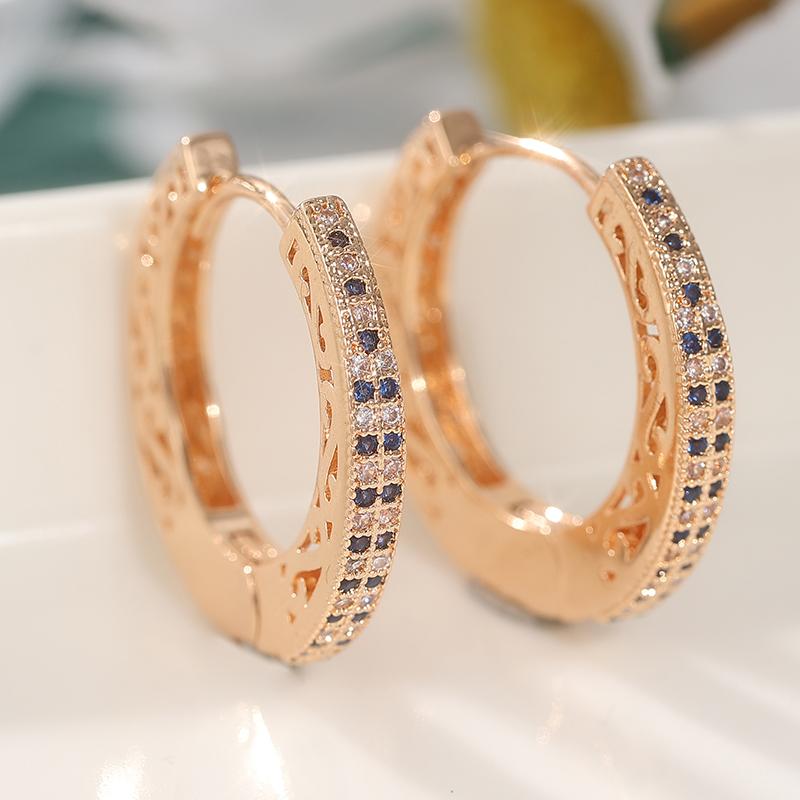 Klassische synthetische Zirkonia-Einlage Goldplattierte Hohl-Creolen Ohrringe Damen Elegant Exquisit Zweireihige Ohrringe Schmuck