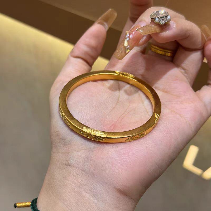 Gold Daisy Chased Bracelet & Ring Set: Elegant Women's Light Luxury Jewelry