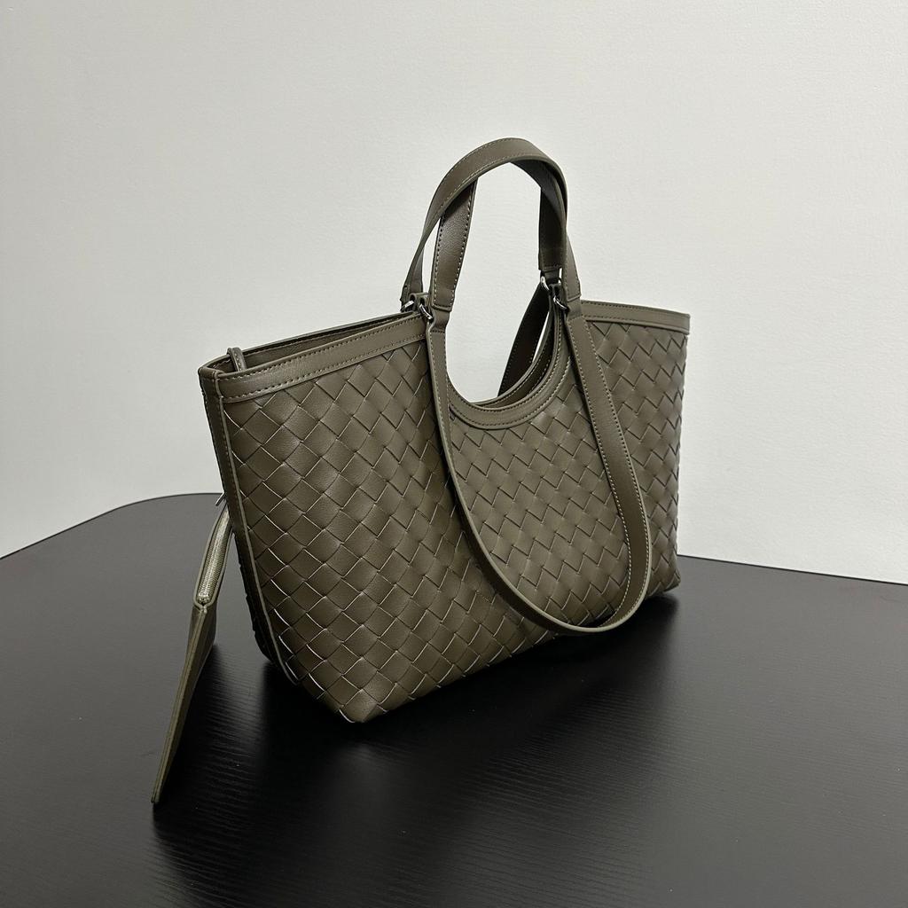 Niche design commuter texture versatile retro woven tote bag large capacity premium portable shoulder armpit bag