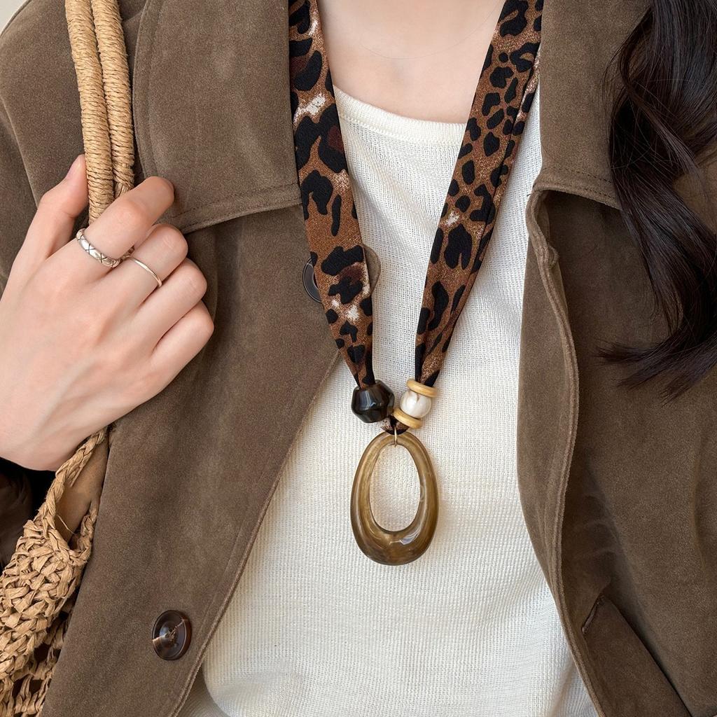 Wood chips irregular round square pendant necklace retro ethnic style collarbone chain design sense sweater chain women
