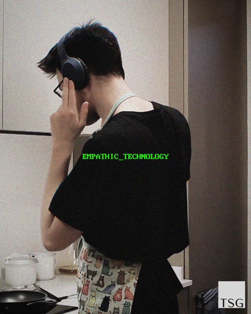 Tisyeocheugaelleoli [17Count] Retro Empathic Technology Short Sleeve T-Shirt - Headphone