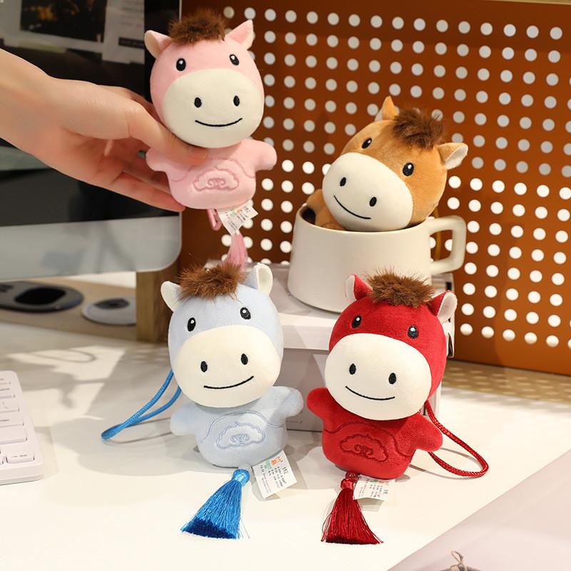 Niedlicher Pferdeplüschanhänger mit Quastendekoration und Stickereidesign für den Alltag