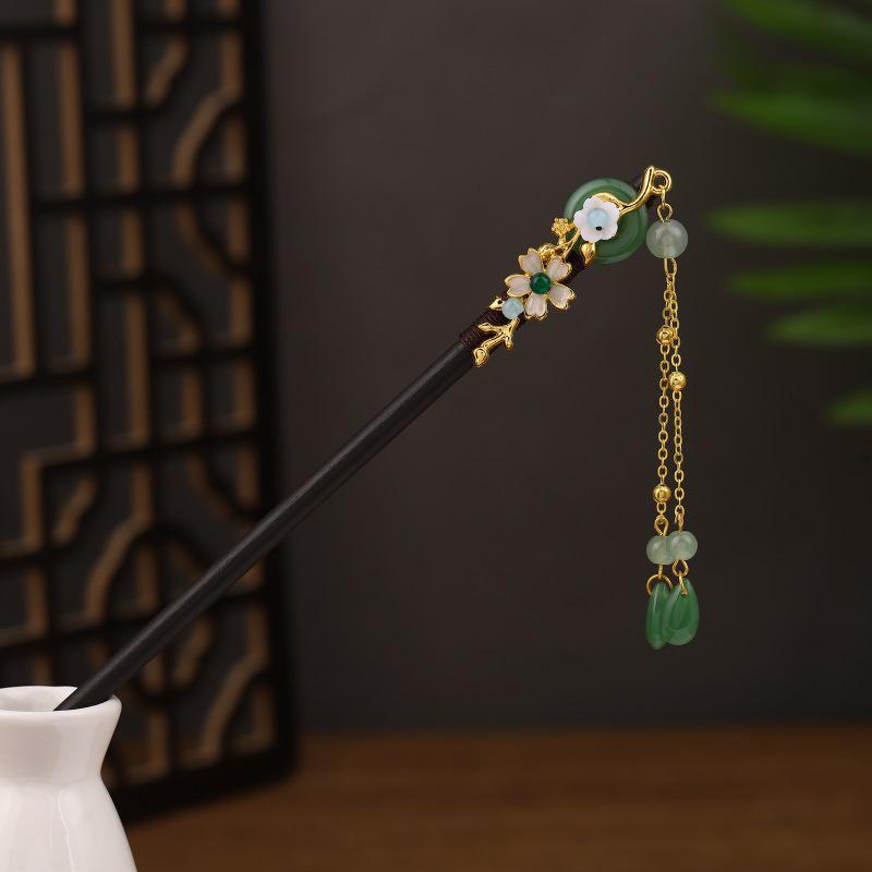 Vintage-Style Ebony Imitation Hairpin with Tassels and Wooden Step-Shaking Design for Hanfu and Ancient Costume Accessories