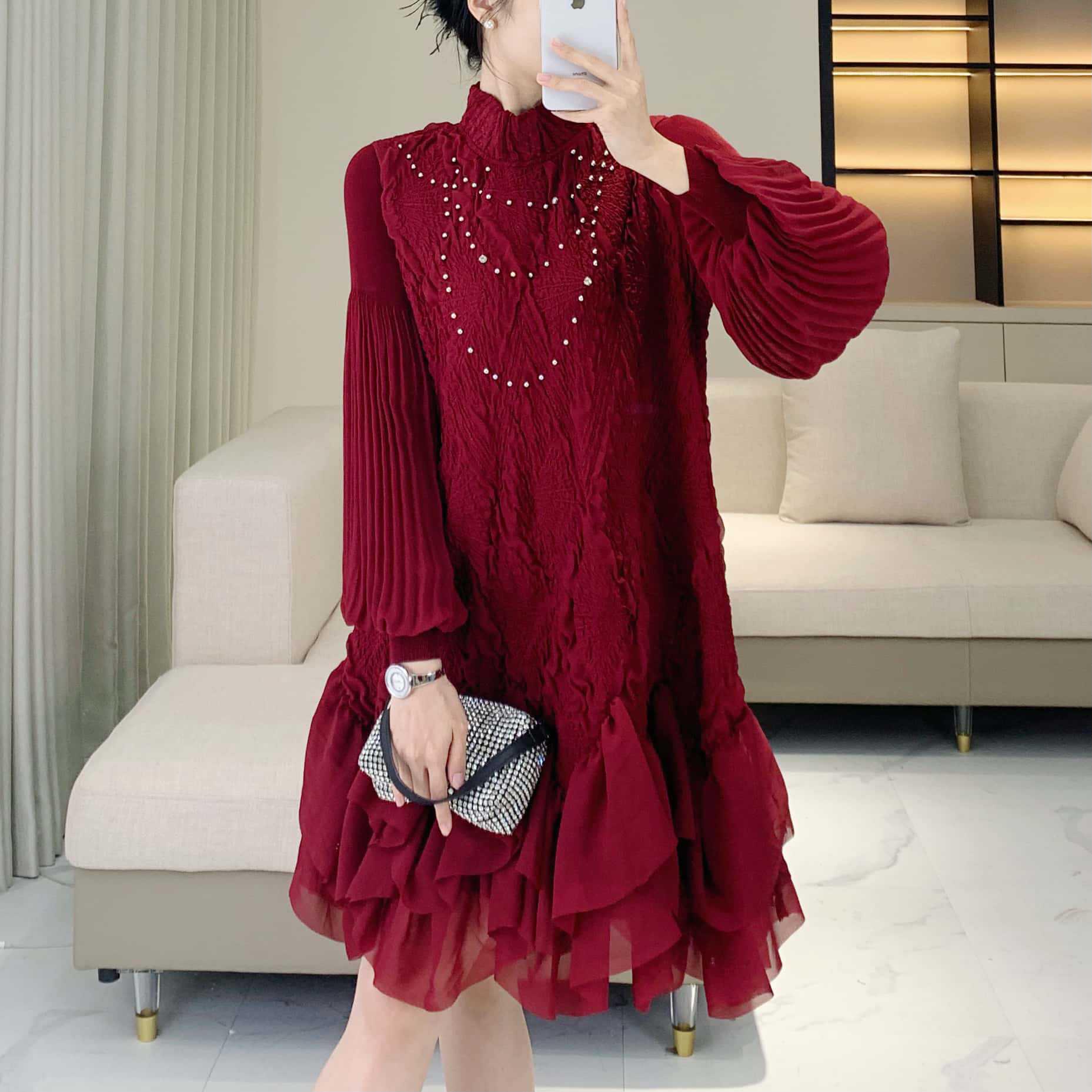 

Зимнее платье большого размера с вышивкой, бисером и плиссировкой для мам - Лестное, универсальное, омолаживающее Universal size [45-80 kg] вино красного