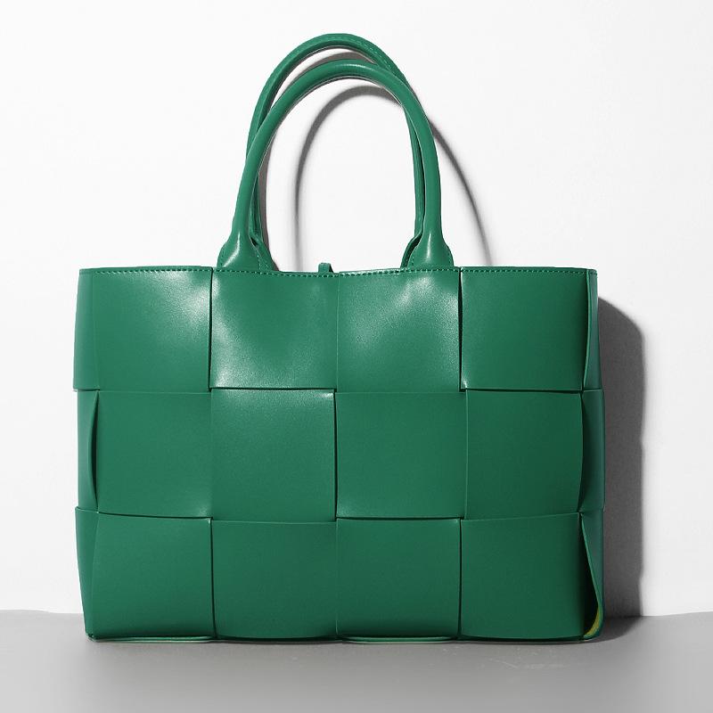 

Сумка из натуральной кожи 2023 Осень/Зима Новая тканая большая сумка из коровьей кожи Европейские и американские сумки для внешней торговли Сумка в клетку Кожаная сумка зелёный