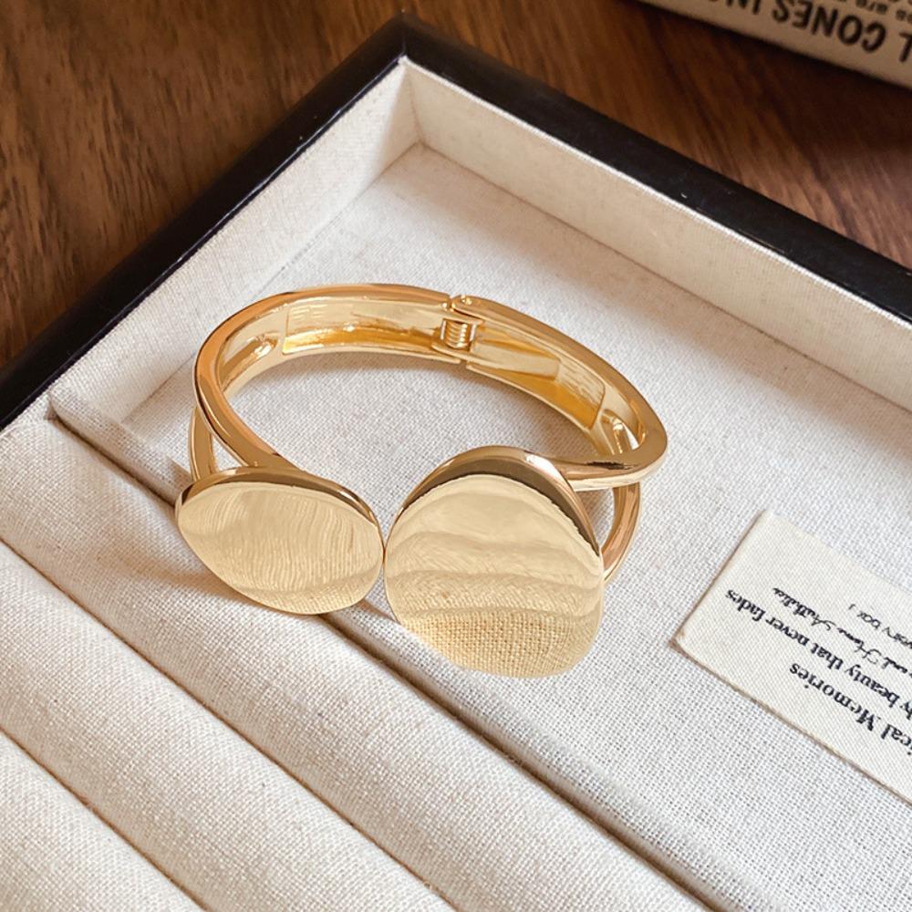 European and American Simple Bracelets, Arm Rings, Niche Cold Wind Temperament Bracelets, High-end Sense and Versatile Jewelry.