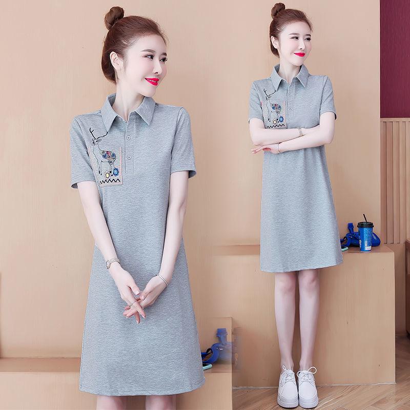Modna, stylowa i wygodna haftowana sukienka polo, idealna na nieformalne wyjścia z przyjaciółmi