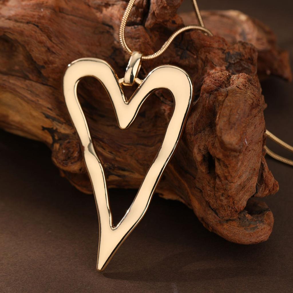 New glossy hollow love long pendant, women's exaggerated versatile irregular heart-shaped alloy long necklace