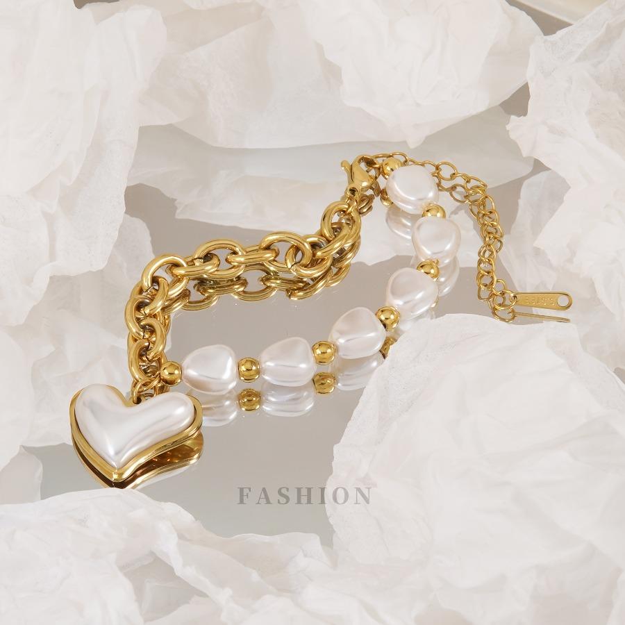 Ein modisches vielseitiges Armband mit Imitation Perlen und barockem Herz | Elegant 18K Goldplattiert, 304 Edelstahl
