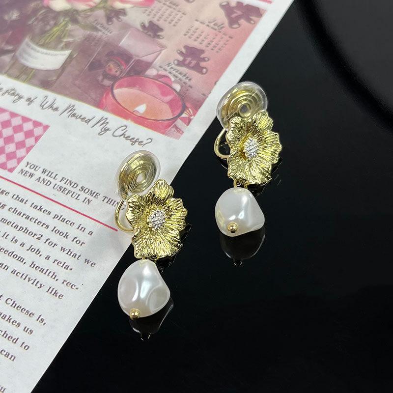 Korean Style Retro Pearl Ear Clip for Women - Mosquito Coil Holder, No Piercing, High-End, Fashionable and Versatile Luxury Earrings