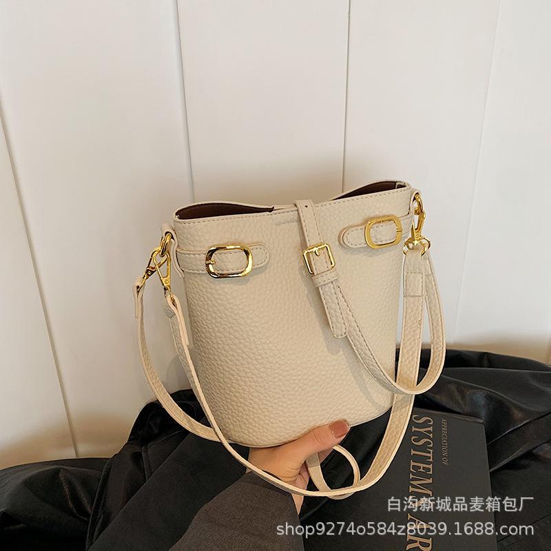 Casual and Simple Portable Mother and Child Bag, Women's Fashion Large-capacity Bucket Bag, European and American Retro Shoulder Messenger Bag.