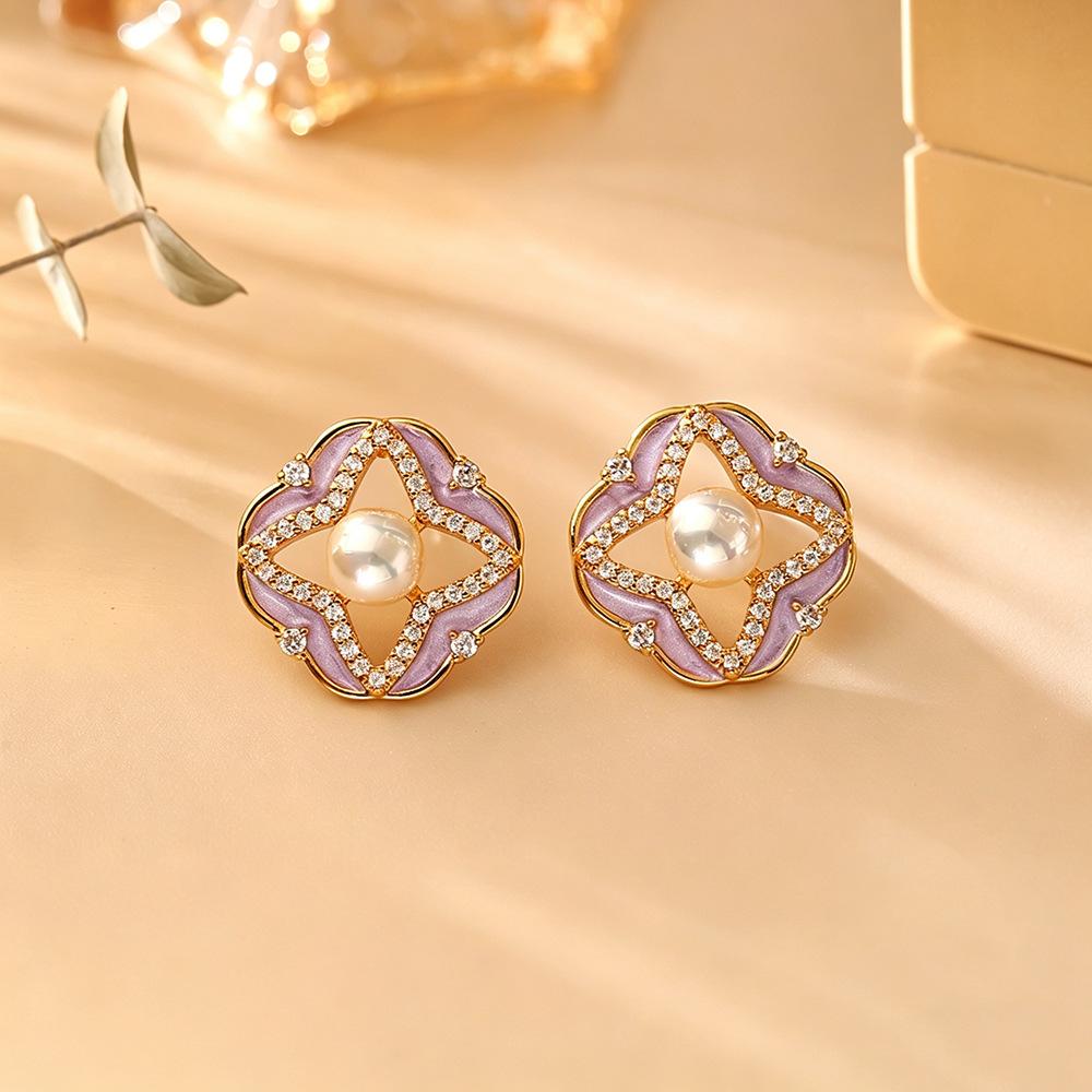 French Clover Pearl Stud Earrings for Women, Four Leaf Flower Earrings with Elegant Sparkling Design, Sweet Minimalist Jewelry for Daily Wear Fashion