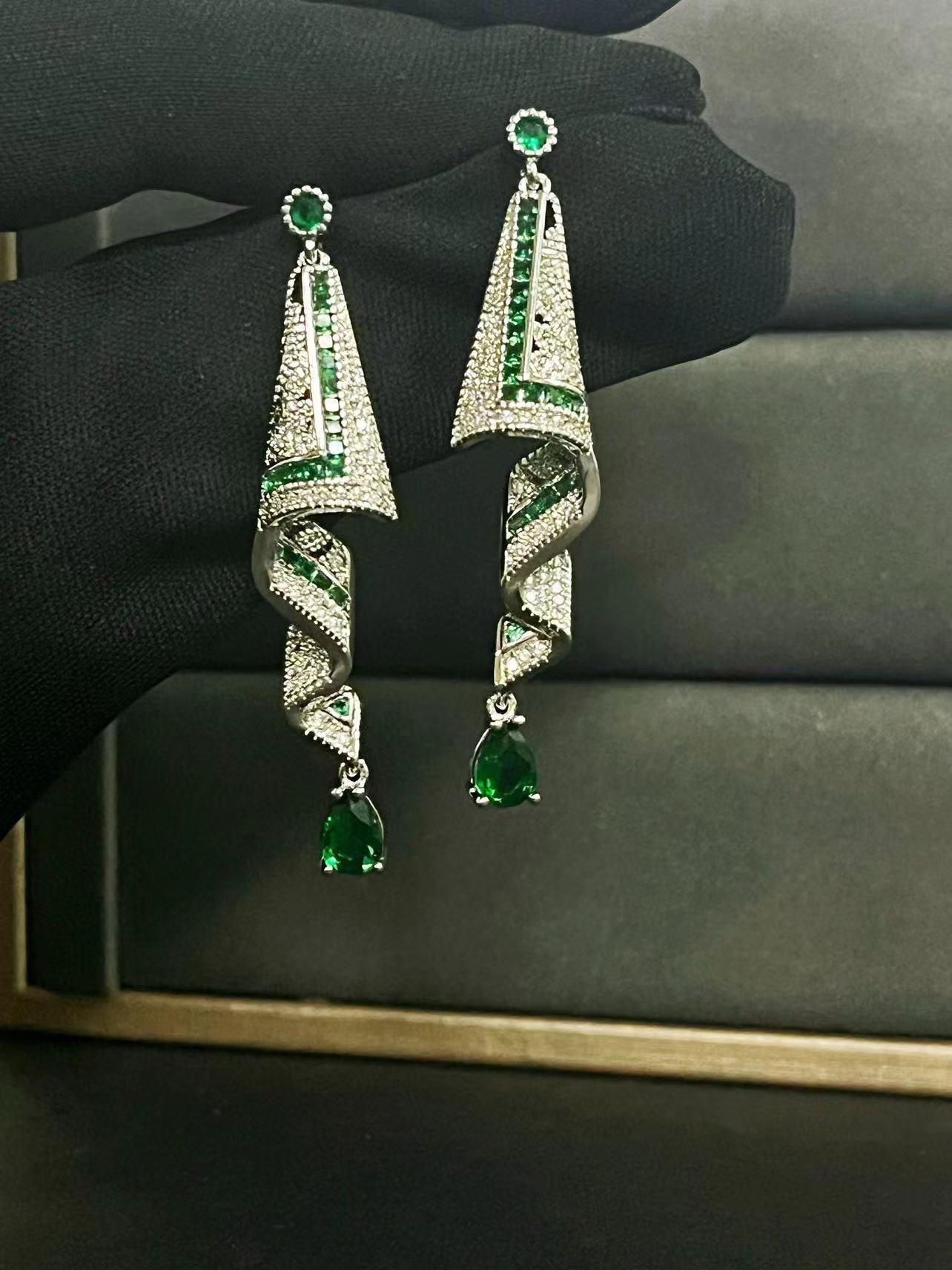 

Blue Teardrop Rhinestone Earrings Niche Design Versatile Elegant High End Fashion Light Luxury Drop Earrings For Women зелений