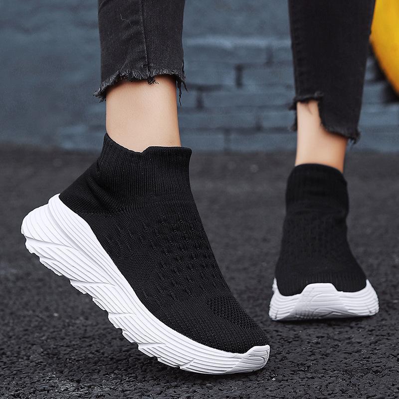 Couple shoes New fly-woven socks shoes Breathable and lightweight one-pedal mesh shoes Casual sports shoes