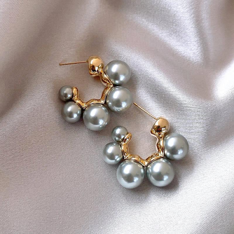 Grey pearl C-shaped earrings, fashionable temperament, high-end stud earrings, niche French elegant light luxury earrings, women