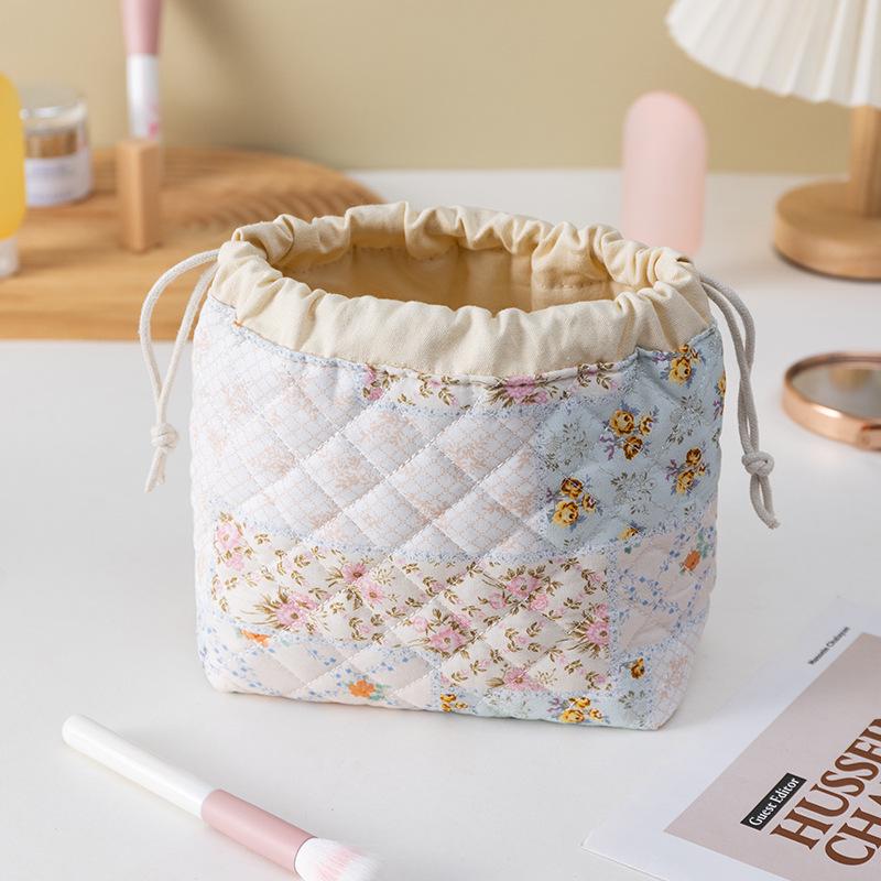 Luxury Large-Capacity Quilted Makeup Bag – Portable Travel Drawstring Cosmetic Organizer