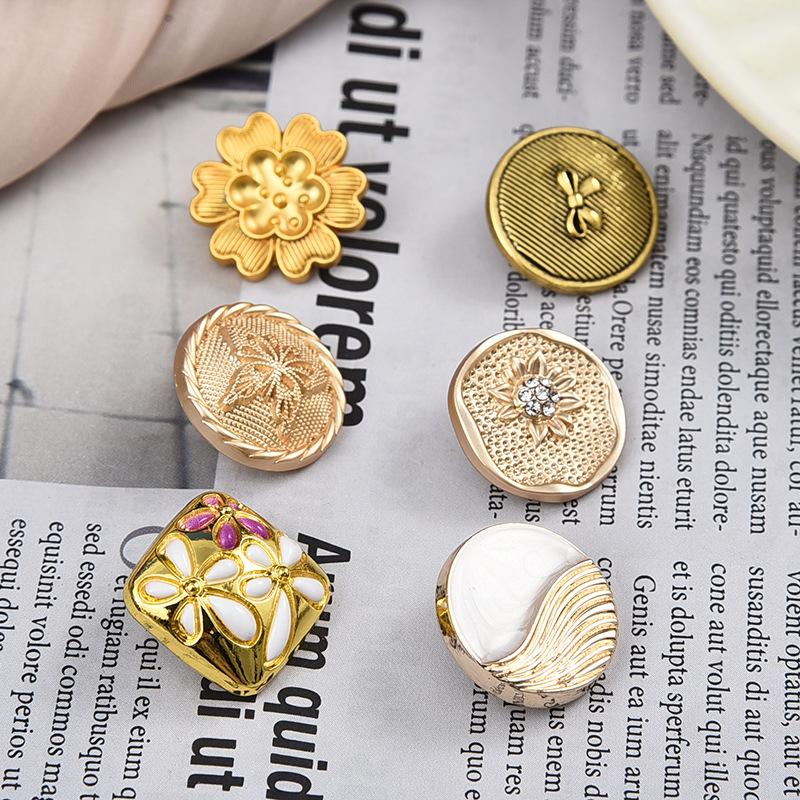 10 buc. Nasturi cusuți manual din metal Guofeng noi, mici, parfumați, inimă de vânt, din aliaj de fluturi, nasturi decorativi, nasturi pentru haine în formă specială