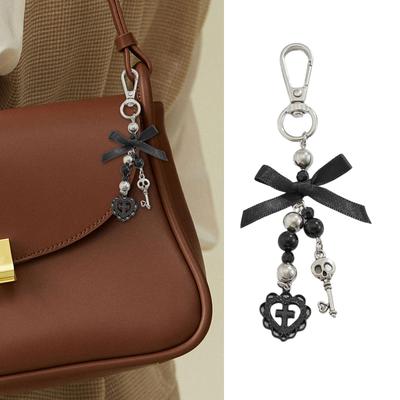 Elegancki brelok z krzyżem w kształcie serca i kokardką dla kobiet Stylowy dodatek do kluczy Religijny symbol Akcesoria do breloków