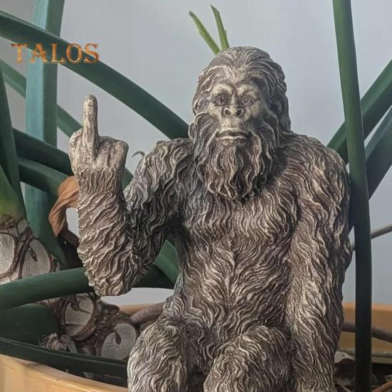 Middle Finger Sasquatch Figurine Resin Scissors Hands Savage Statue Sculpture Home Office Indoor Outdoor Garden Decoration Ornament
