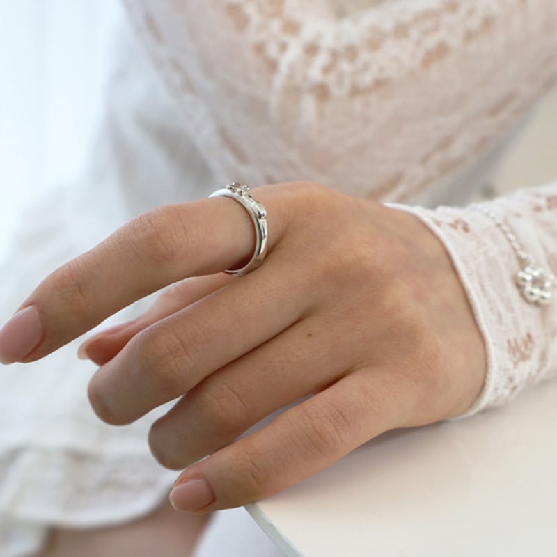 Monde Ligne Dewdrop butterfly ring