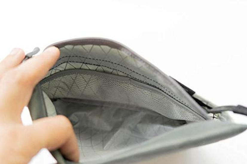 [MONS] Ooe Slash Bag X-PAC™ SACOCHE (Svart kamuflasje)