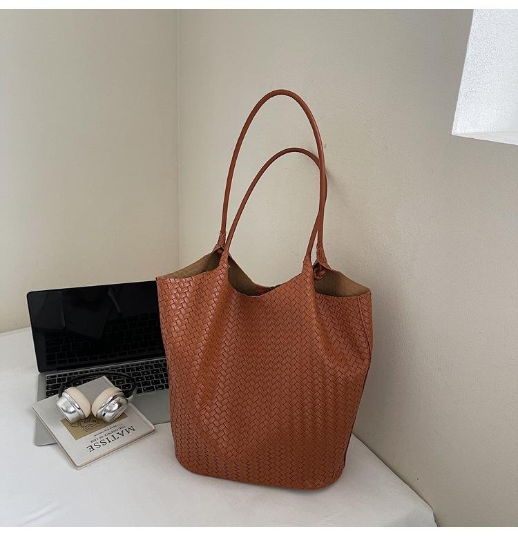 

Сумка большой вместимости женская 2025 осень новая фактурная женская сумка простая ретро-сумка с одной лямкой для поездок на работу коричневый