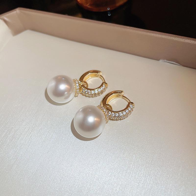 French Retro Pearl Flower Stud Earrings: Elegant, Fashionable, Versatile High-End Accessories for Women
