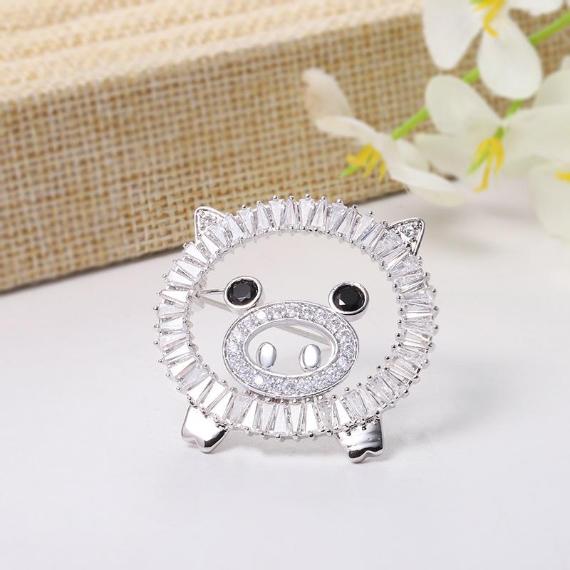 Bo Xin Yun Zirconia Pig Head Brooch – Stylish Animal Pin for Fashion Accessories
