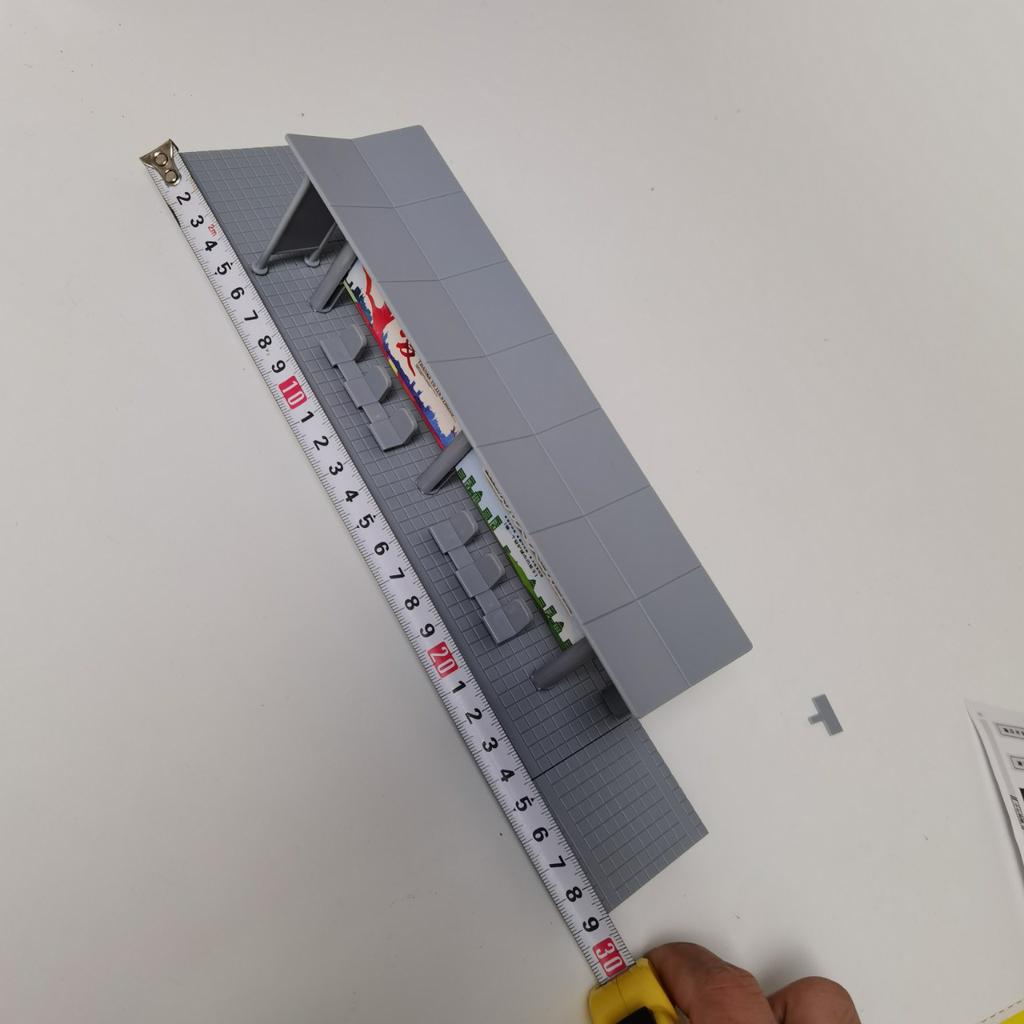 1: 87 HO Scale Train Platform Scene Model