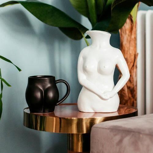 Tasse humoristique en forme de cul. tasse orginal. capacité: 320 ml 14 x 10,5 x 8 cm. matériau: porcelaine noire - fisura