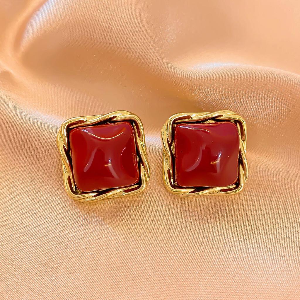 Elegant Pearl Stud Earrings: Simple, High-End Design for Autumn/Winter 2024