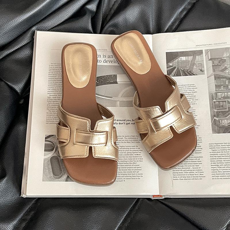 French retro temperament flat bottom one-word open-toe slippers women's 2025 spring and summer new versatile casual cool slippers