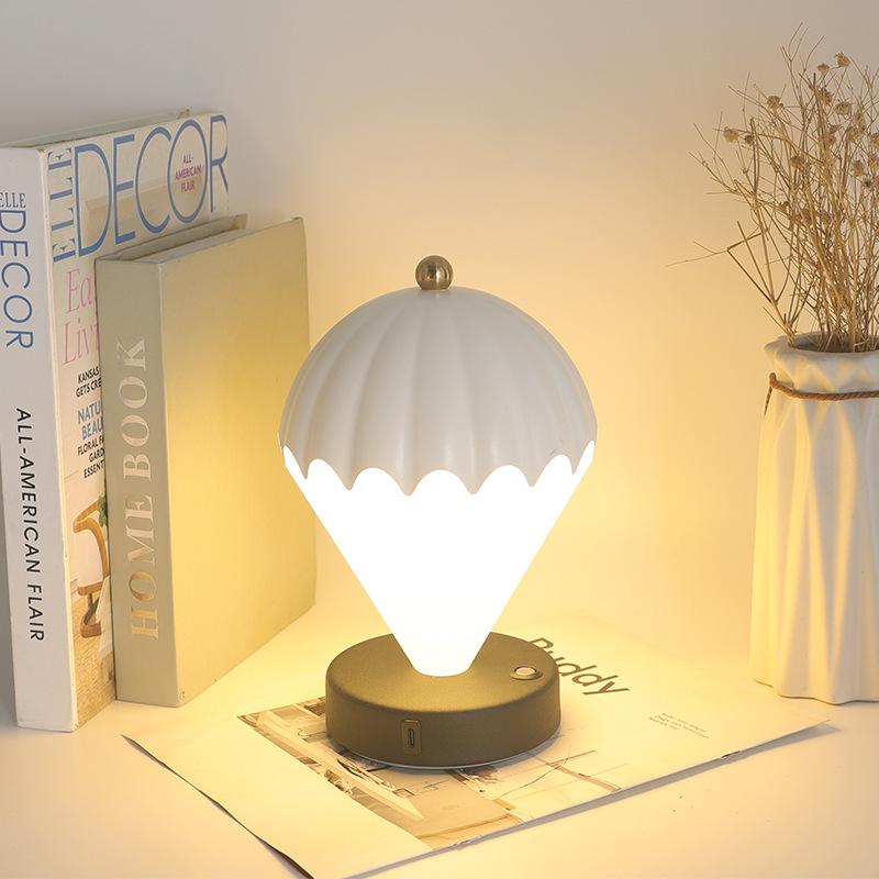 Creative Antique Hot Air Balloon Table Lamp USB Charging Wireless Night Light for Girls Bedroom Bedside Decoration Table Lamp