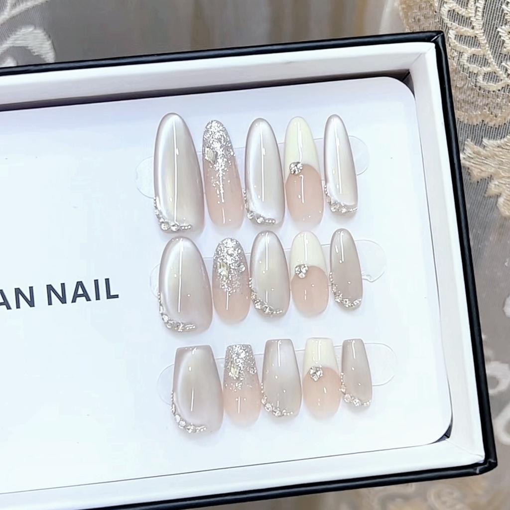 Pure Hand-made Phototherapy Nail Art, Wearing Nails By The Rhine River, Finished Cat Eye Nail Art Patches Show Whiteness and Temperament