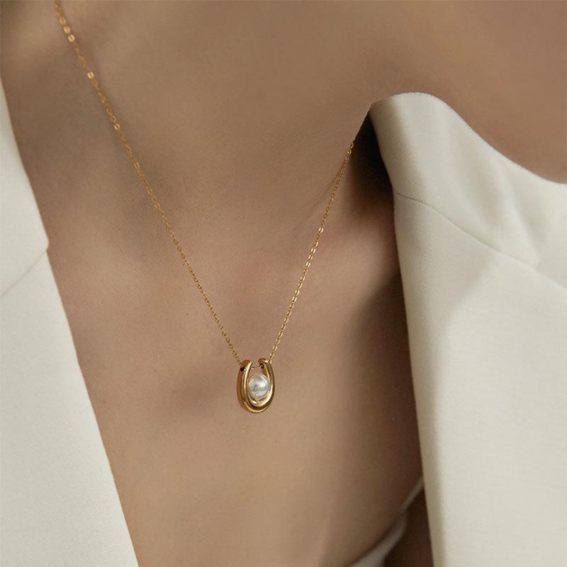 French Minimalist Titanium Steel U-Shaped Pearl Necklace Elegant Pendant Accessory For Commuting