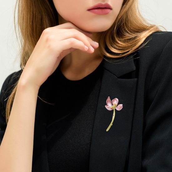 Women Brooch Imitation Pearls Inlay Pink Flower Design Lapel Pin Non-Slip Buckle Scarf Badge Clothing Bags Accessories