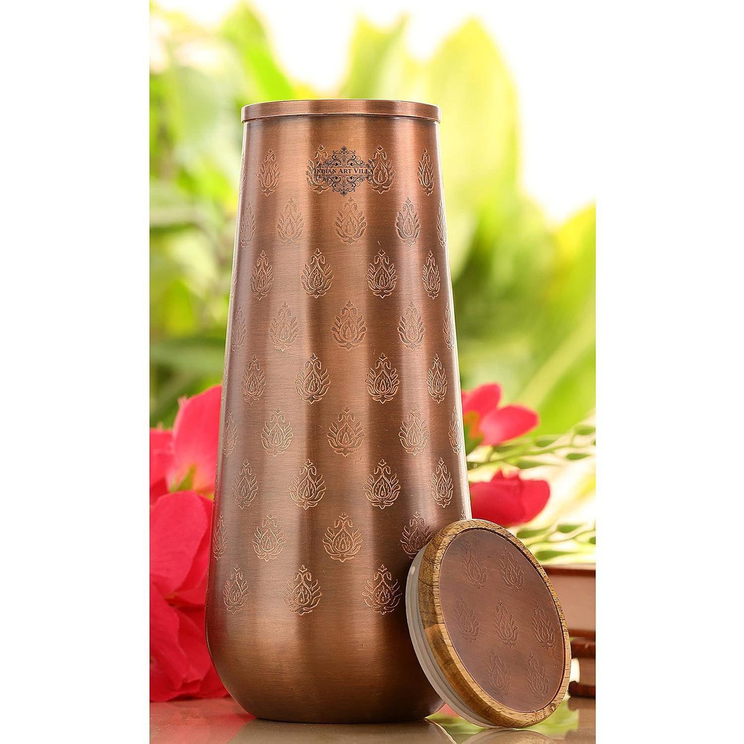 

Медная бутылка для воды для спальни с деревянной крышкой, дизайн вазы Aqua с блочной гравировкой, отделка античным темным лаком - Объем 1300 мл (Пакет из 1)