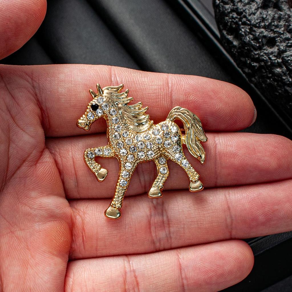Charming Rhinestone Horse Brooch - Elegant and Playful Animal Pin Accessory for European and American Fashion.