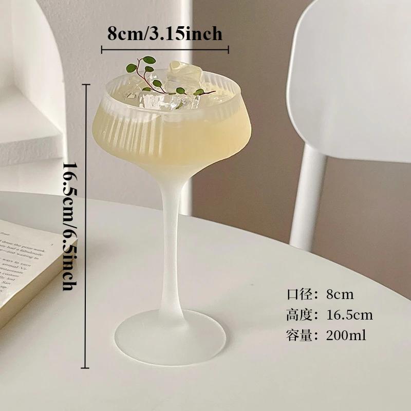 

Матовый вертикальный узорчатый стакан на высокой ножке с высокой эстетической ценностью стеклянный стакан для напитков бокал для коктейля шампанского 200ml