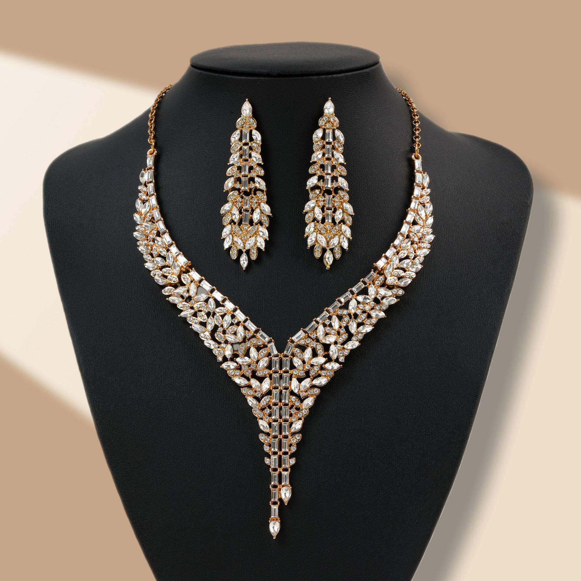 Elegant European  American Bridal Jewelry Set: Diamond Necklace  Earrings золотой