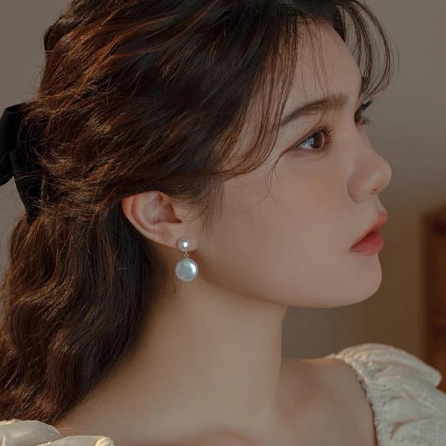 Natural freshwater button pearl earrings women's gentle and elegant button French romantic stud earrings 925 silver needle flat piece