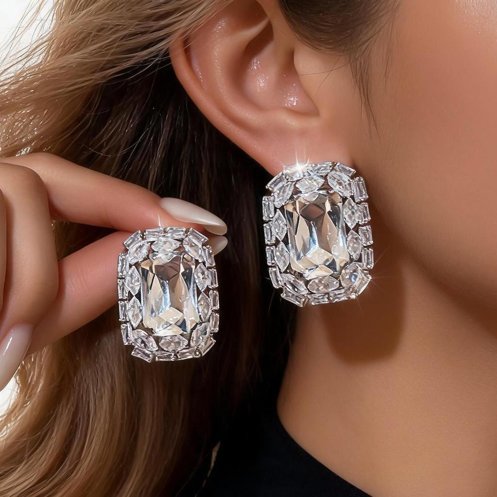 Silver Needle Rhinestone Geometric Stud Earrings - Light Luxury, High-End, Niche Personality Ear Ornaments for Women.
