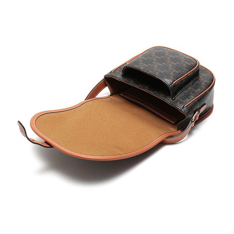 Celine Borsa a Sella Monogramma Folco Tracolla Regolabile Pelle Sintetica Rivestita e Pelle di Vacchetta Donna Tracolla Marrone 191502BZJ-04LU
