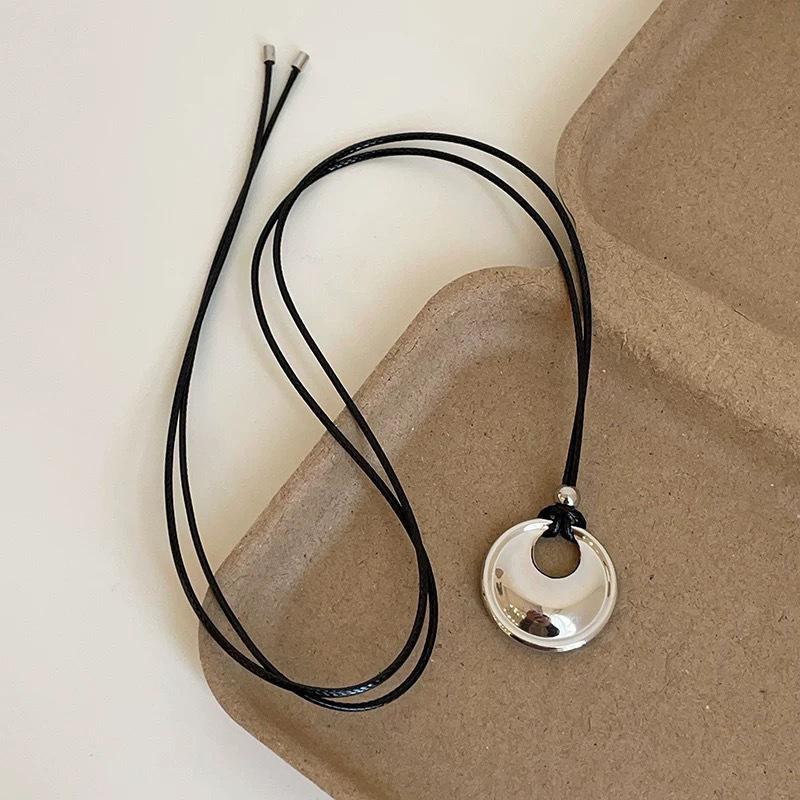 Korean Round Geometric Pendant Necklace for Women Luxury Silver Color Drop Black Rope Necklace Sweater Chain Jewelry Accessories